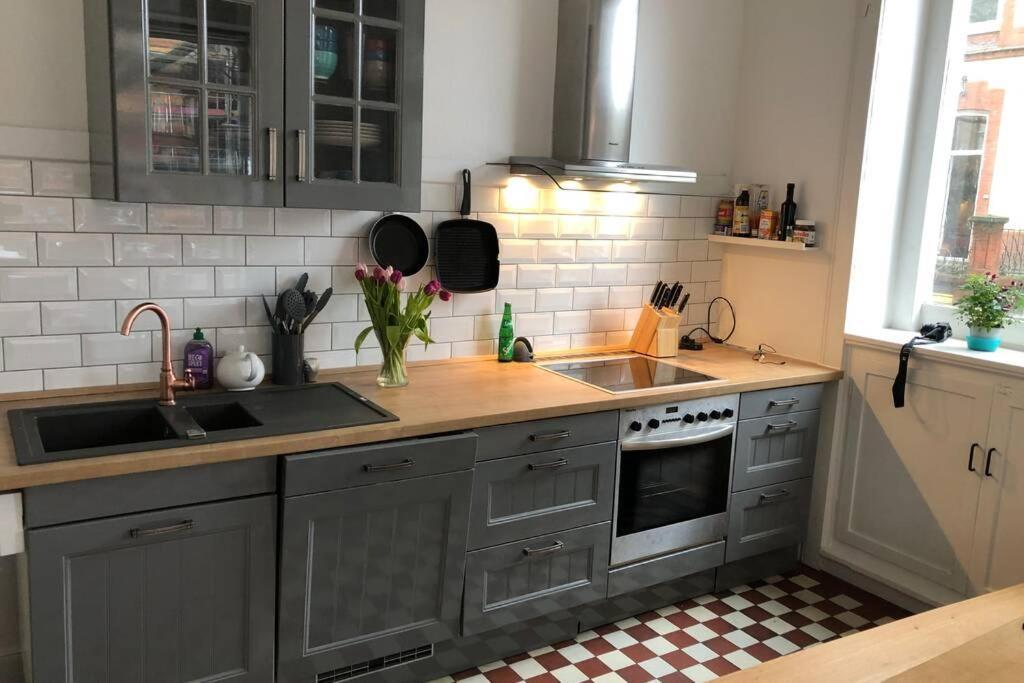 Apartment Grosszuegige 185m2-altbauwohnung In Bestlage 7zimmer-2baeder-2kuechen-2wcs *