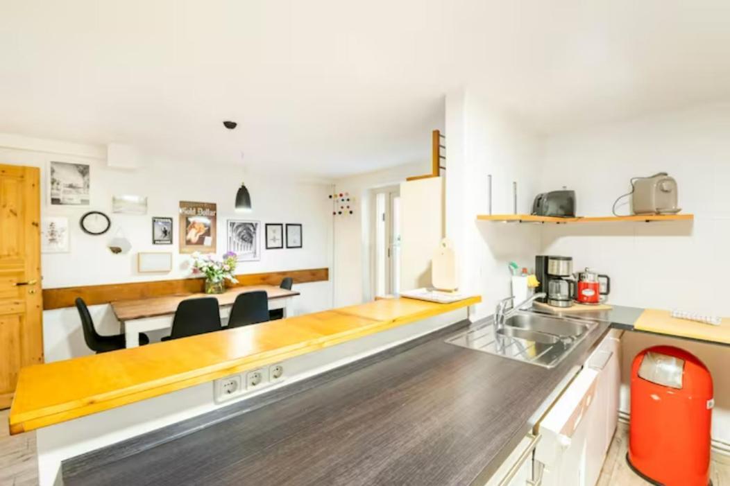 Grosszuegige 185m2-altbauwohnung In Bestlage 7zimmer-2baeder-2kuechen-2wcs Apartment