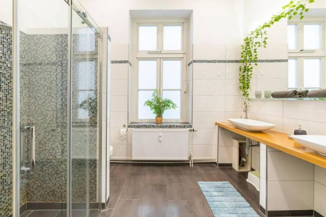 Grosszuegige 185m2-altbauwohnung In Bestlage 7zimmer-2baeder-2kuechen-2wcs