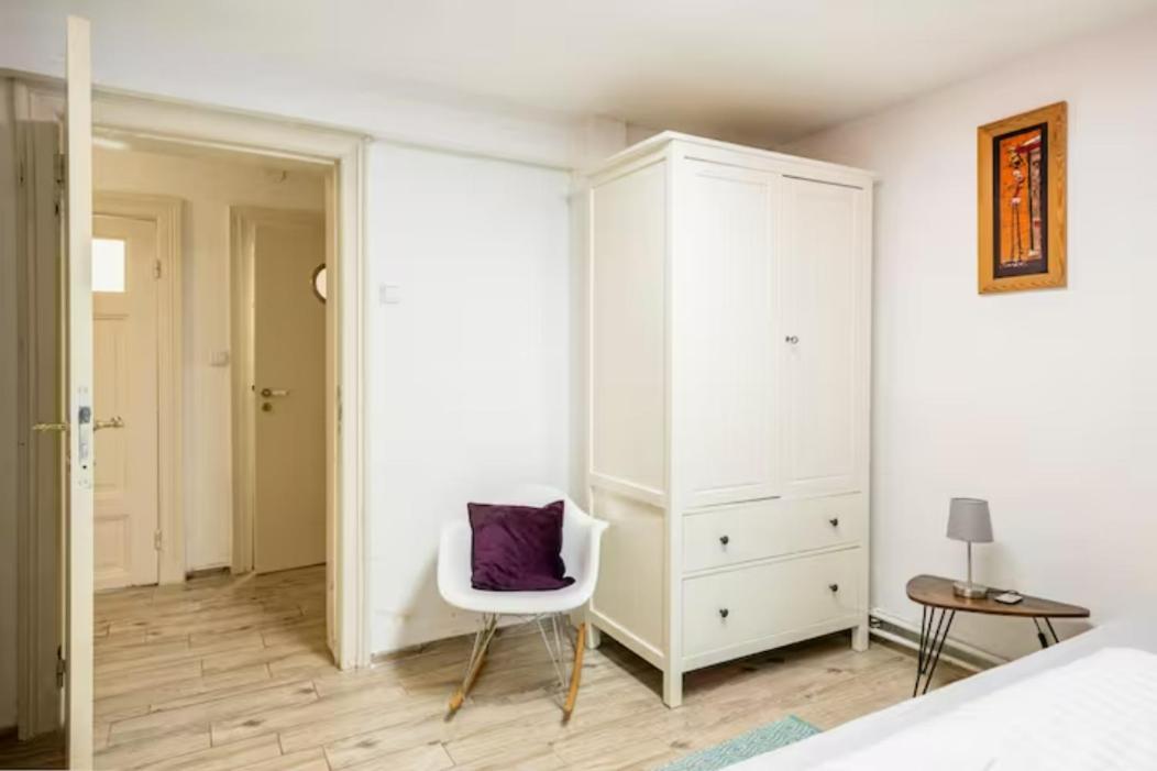 Grosszuegige 185m2-altbauwohnung In Bestlage 7zimmer-2baeder-2kuechen-2wcs Apartment *