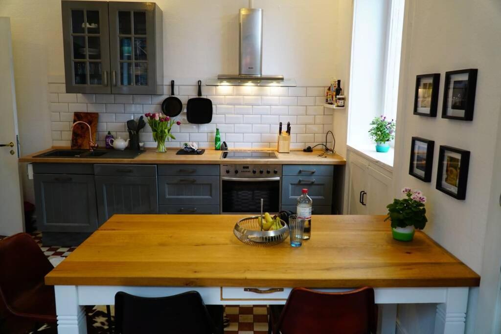 Grosszuegige 185m2-altbauwohnung In Bestlage 7zimmer-2baeder-2kuechen-2wcs
