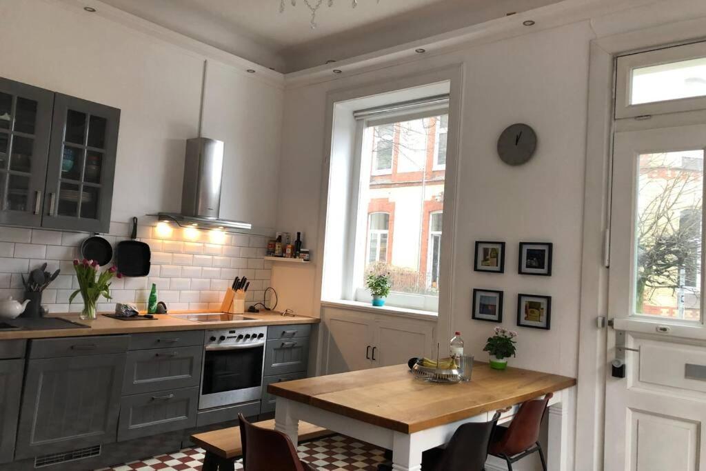 Appartamento Grosszuegige 185m2-altbauwohnung In Bestlage 7zimmer-2baeder-2kuechen-2wcs Amburgo