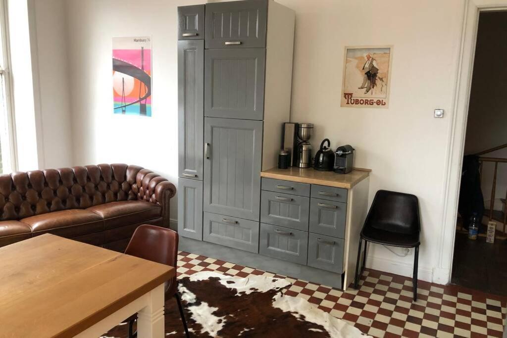 Apartment Grosszuegige 185m2-altbauwohnung In Bestlage 7zimmer-2baeder-2kuechen-2wcs