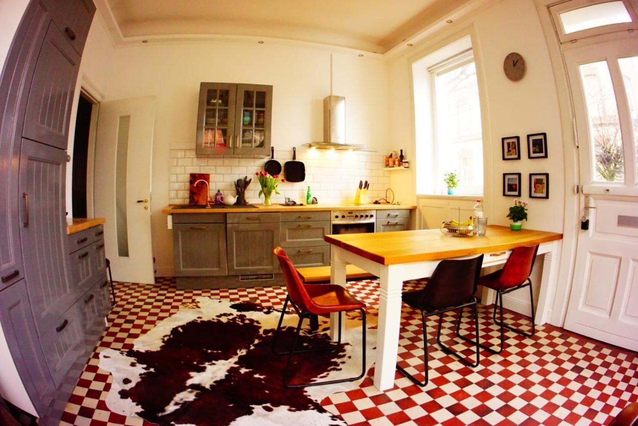 Grosszuegige 185m2-altbauwohnung In Bestlage 7zimmer-2baeder-2kuechen-2wcs Appartamento