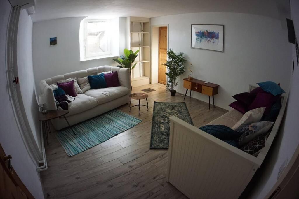 Grosszuegige 185m2-altbauwohnung In Bestlage 7zimmer-2baeder-2kuechen-2wcs Appartamento