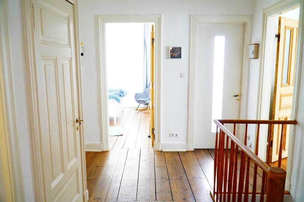 Grosszuegige 185m2-altbauwohnung In Bestlage 7zimmer-2baeder-2kuechen-2wcs *