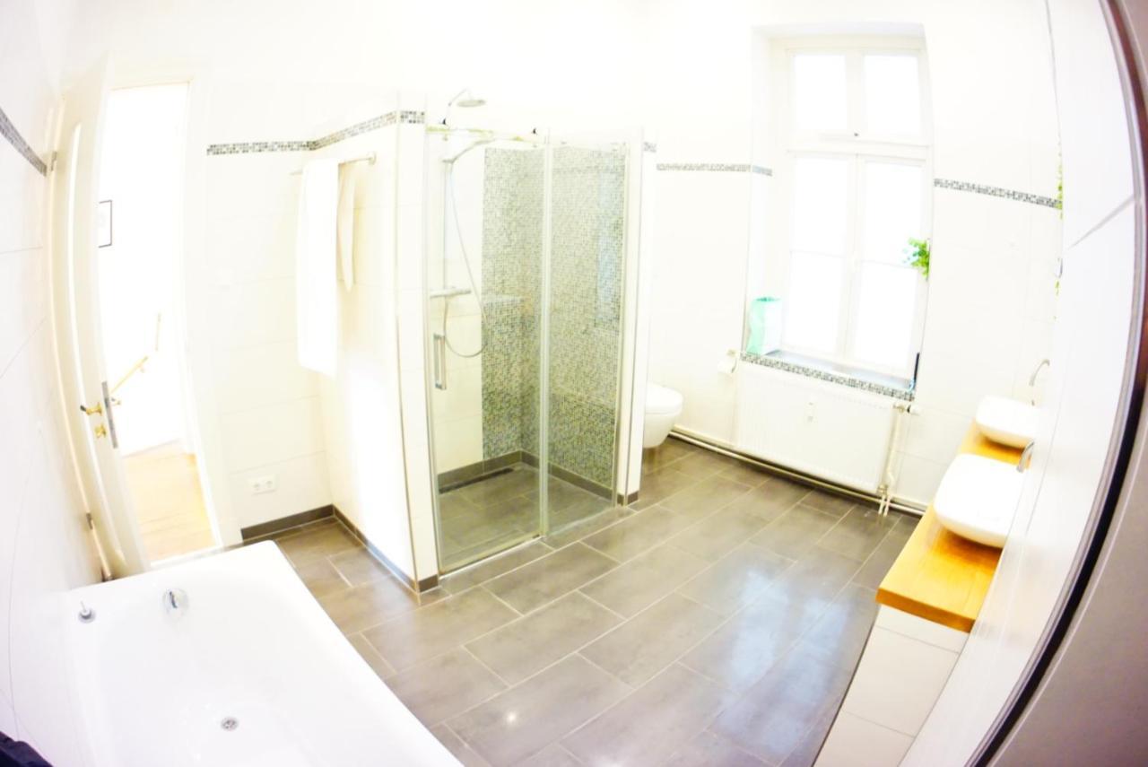 Grosszuegige 185m2-altbauwohnung In Bestlage 7zimmer-2baeder-2kuechen-2wcs Apartment *