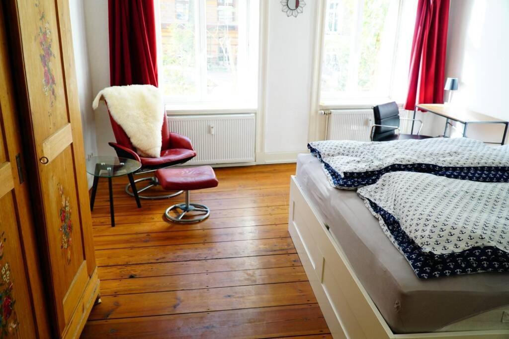 Grosszuegige 185m2-altbauwohnung In Bestlage 7zimmer-2baeder-2kuechen-2wcs * Amburgo