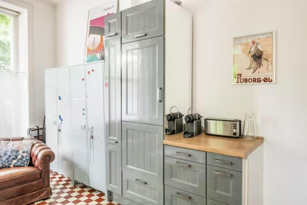 Grosszuegige 185m2-altbauwohnung In Bestlage 7zimmer-2baeder-2kuechen-2wcs Appartamento