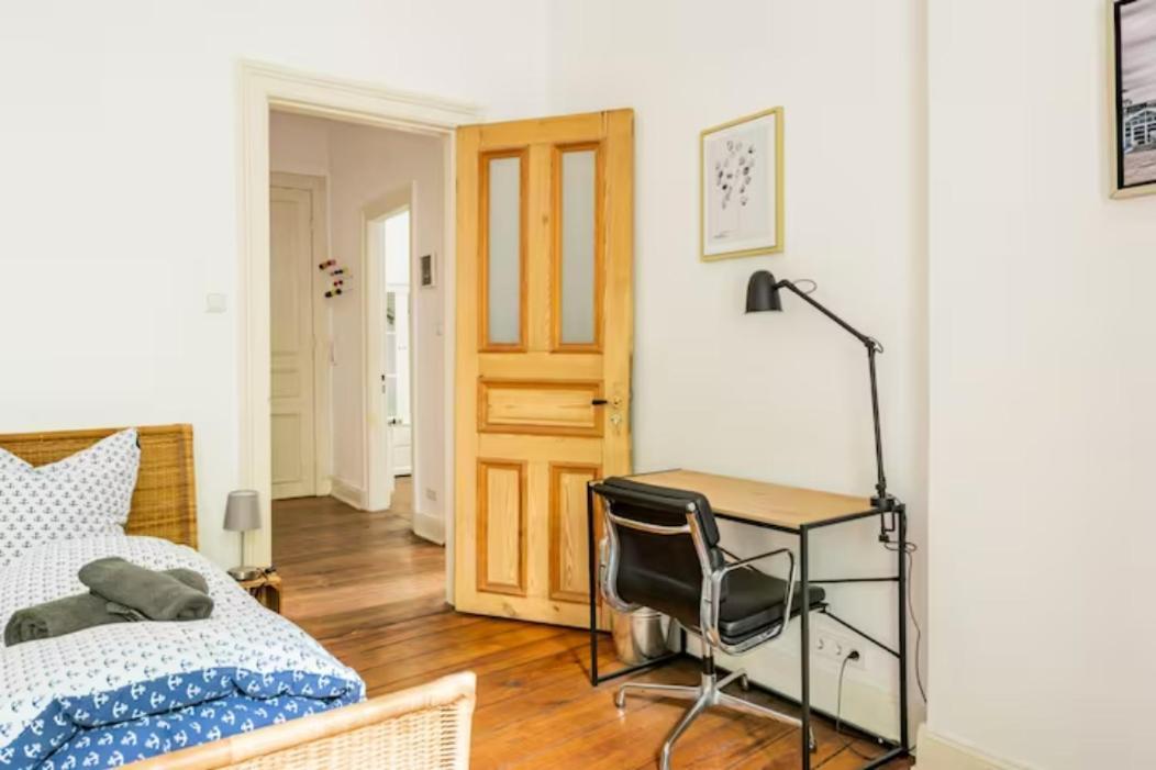 Grosszuegige 185m2-altbauwohnung In Bestlage 7zimmer-2baeder-2kuechen-2wcs Апартаменты *