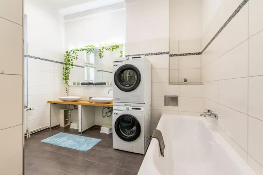 Grosszuegige 185m2-altbauwohnung In Bestlage 7zimmer-2baeder-2kuechen-2wcs Amburgo