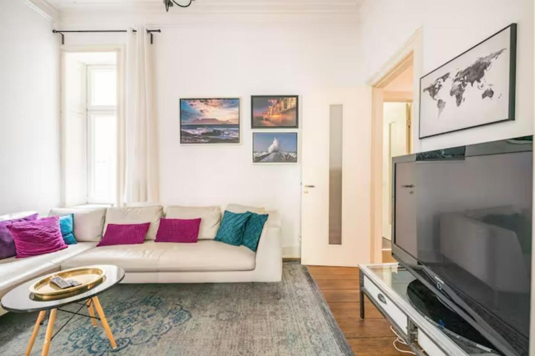 Grosszuegige 185m2-altbauwohnung In Bestlage 7zimmer-2baeder-2kuechen-2wcs Гамбург