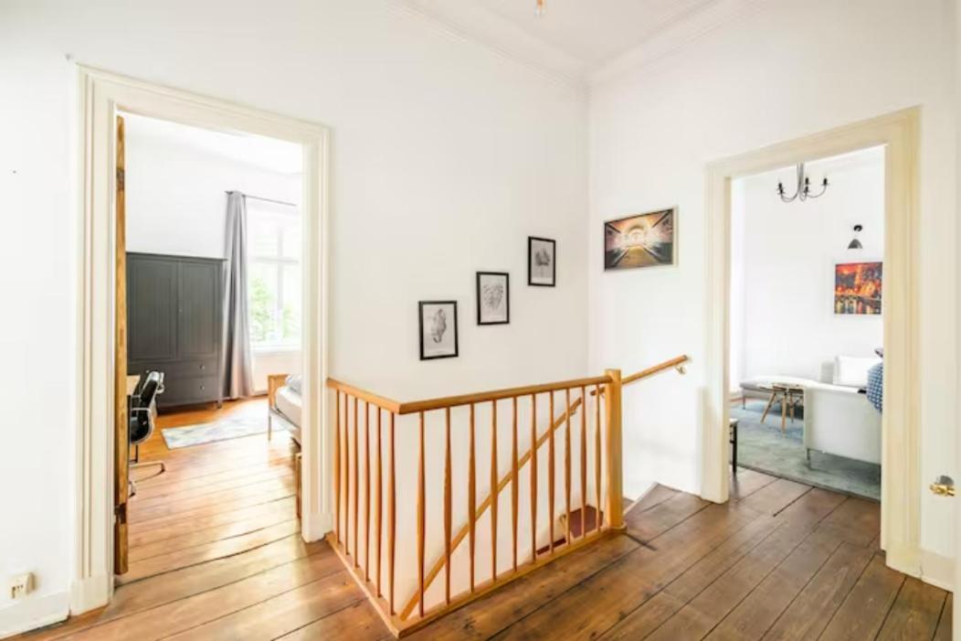 Grosszuegige 185m2-altbauwohnung In Bestlage 7zimmer-2baeder-2kuechen-2wcs Апартаменты