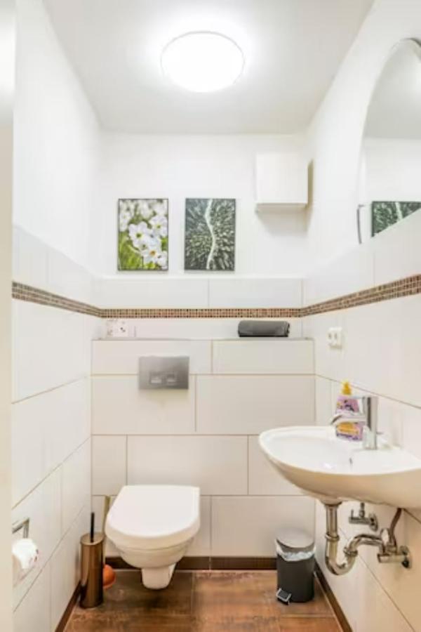 Grosszuegige 185m2-altbauwohnung In Bestlage 7zimmer-2baeder-2kuechen-2wcs Apartment