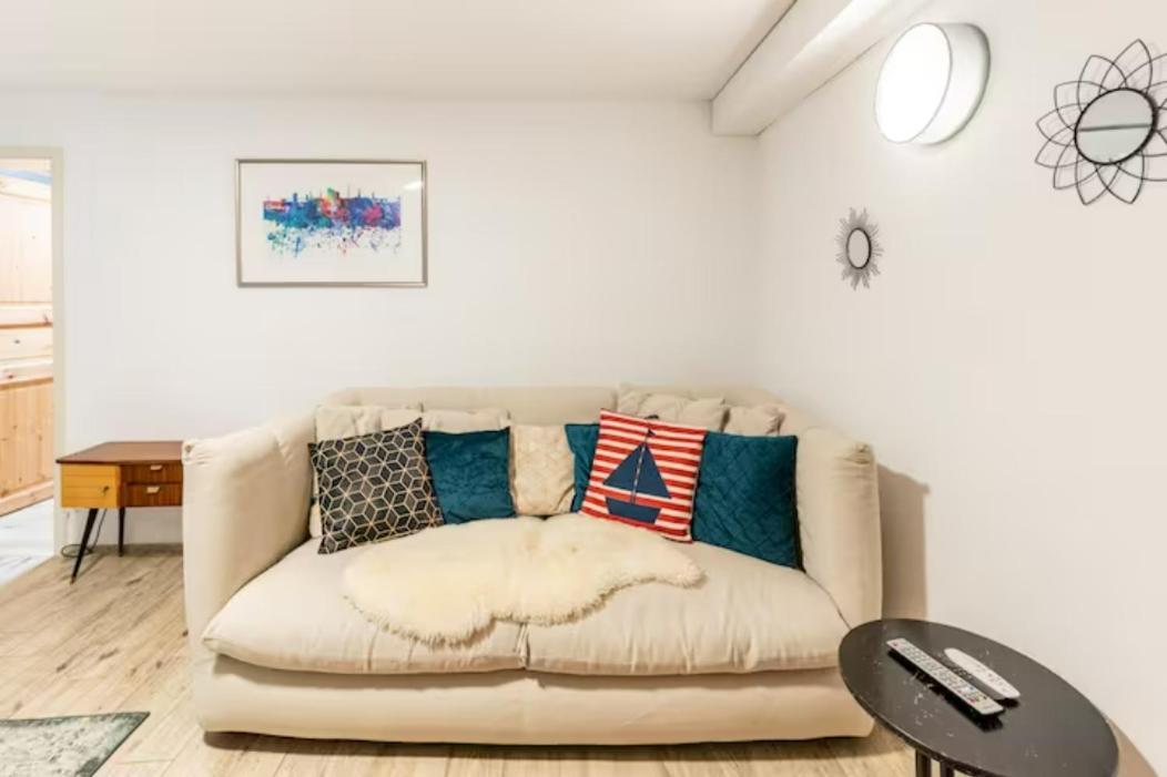 Апартаменты Grosszuegige 185m2-altbauwohnung In Bestlage 7zimmer-2baeder-2kuechen-2wcs