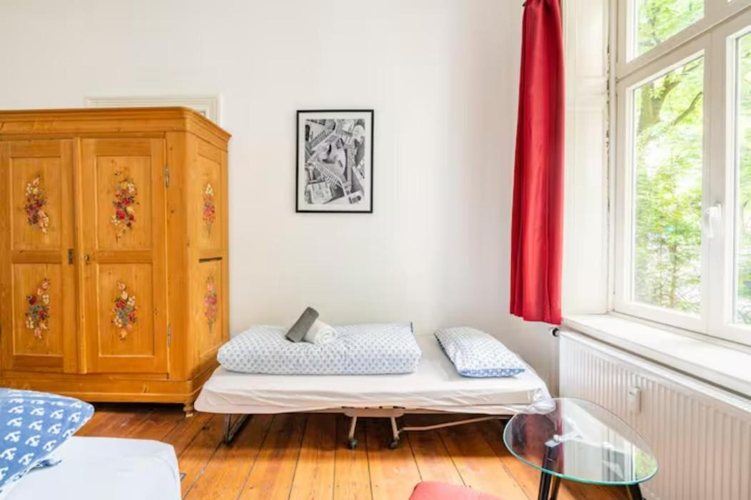 Grosszuegige 185m2-altbauwohnung In Bestlage 7zimmer-2baeder-2kuechen-2wcs Апартаменты *