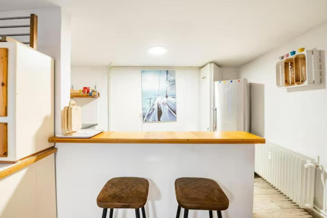 Grosszuegige 185m2-altbauwohnung In Bestlage 7zimmer-2baeder-2kuechen-2wcs Апартаменты *