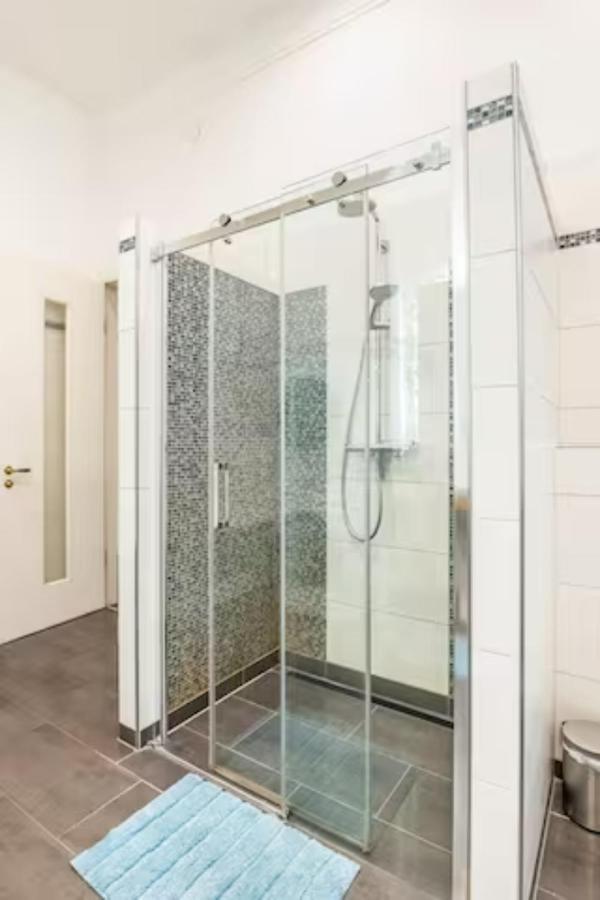 Grosszuegige 185m2-altbauwohnung In Bestlage 7zimmer-2baeder-2kuechen-2wcs Amburgo
