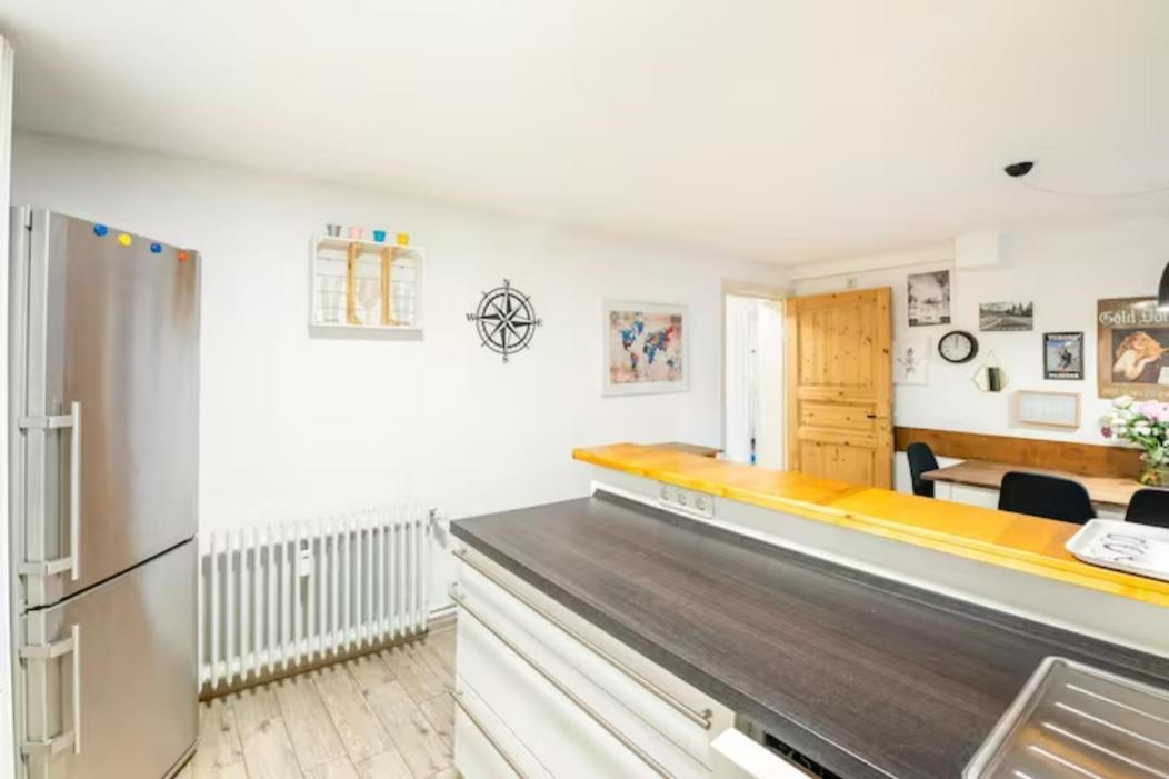Grosszuegige 185m2-altbauwohnung In Bestlage 7zimmer-2baeder-2kuechen-2wcs Апартаменты *