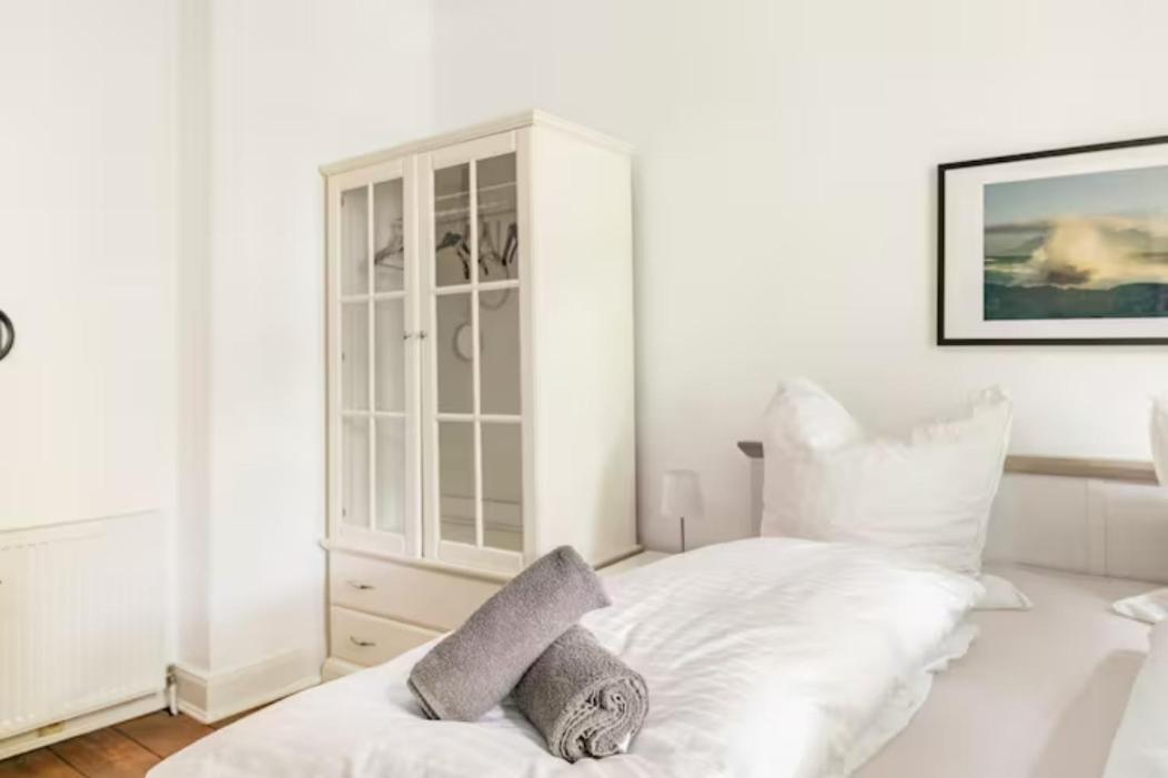 Grosszuegige 185m2-altbauwohnung In Bestlage 7zimmer-2baeder-2kuechen-2wcs * Гамбург