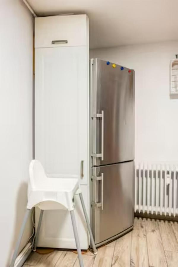 Grosszuegige 185m2-altbauwohnung In Bestlage 7zimmer-2baeder-2kuechen-2wcs Appartamento